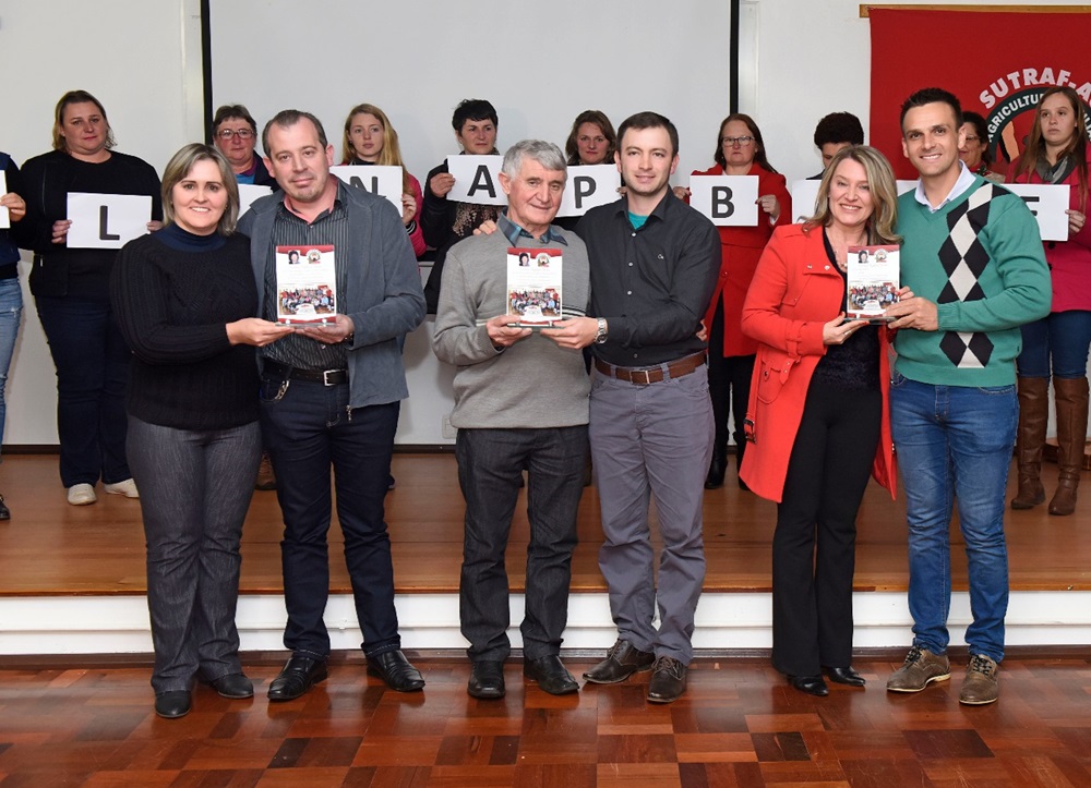 Ir para  <p>O Sindicato dos trabalhadores na Agricultura Familiar do Alto Uruguai (SUTRAF- AU), prestou homenagem a Paulina Pagliari Balen na noite de ter&ccedil;a-feira, 19 de junho. O ato contou com a presen&ccedil;a de in&uacute;meras...